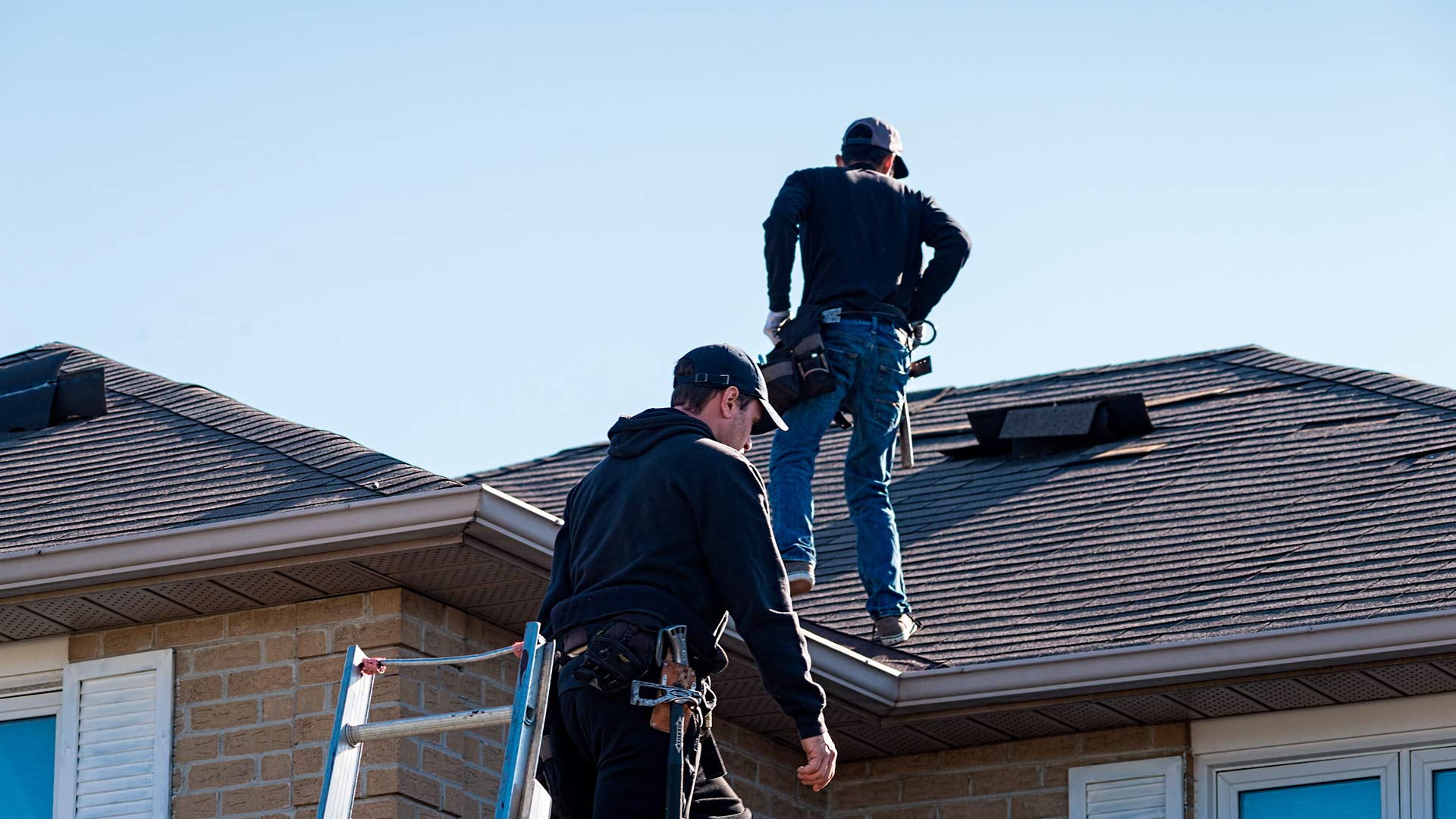roofers-inspecitoning-the-house-lafayette-nc.jpg
